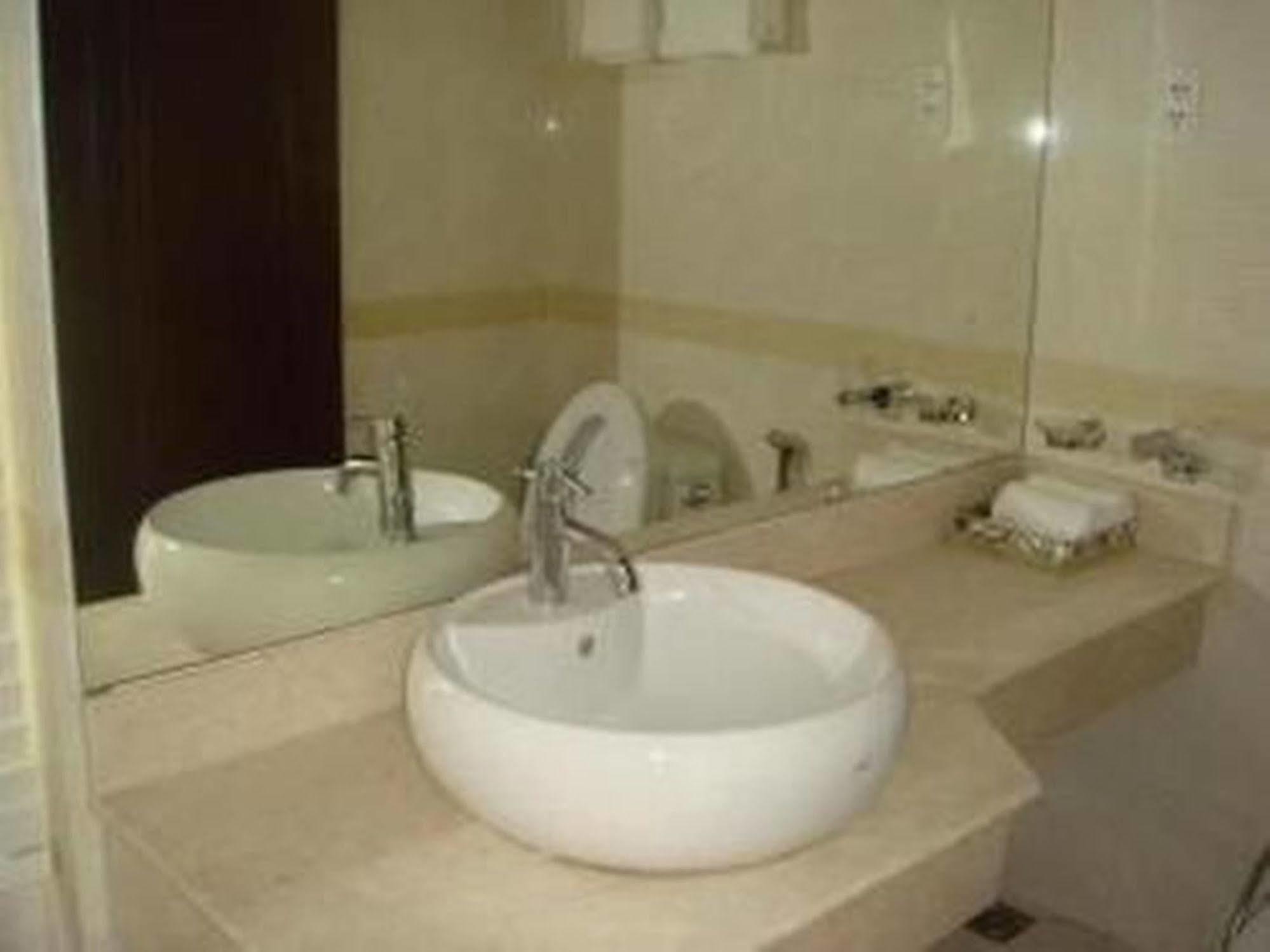 Trung Son Hotel Thành Pho Ho Chí Minh Esterno foto